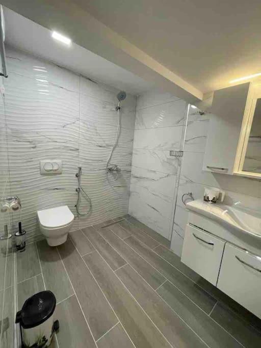 Lovely Apartment In Pogradec City With A Lake View エクステリア 写真